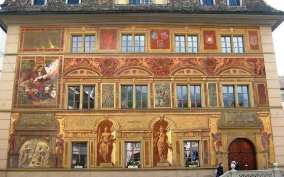Resim 1) 1891 yılında KEIM silikat boyalarla boyanan ve bugün hala ilk günkü görünümünü koruyan İsviçvre Belediye Binası