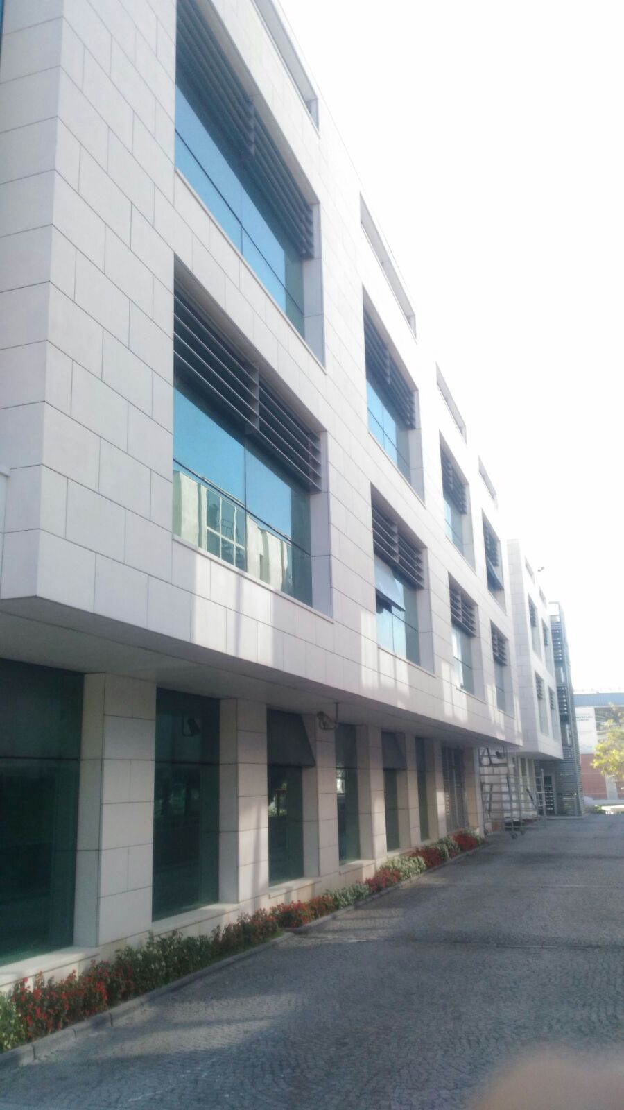Hayat Holding Yakın Plan Cephe